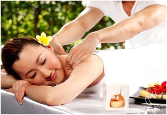 Massage bằng dầu tinh dầu