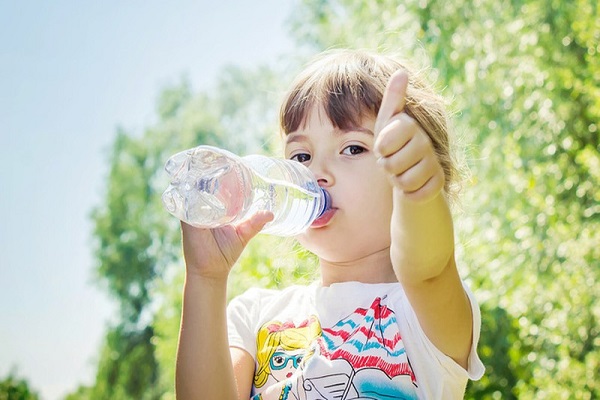 Đảm bảo trẻ uống đủ nước hằng ngày