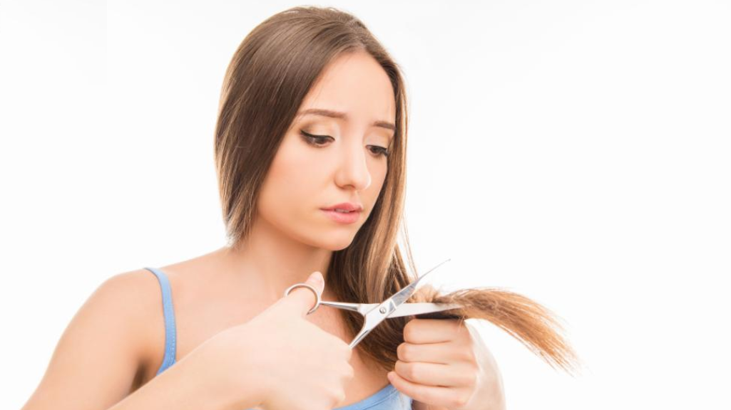 Tỉa tóc định kỳ cũng là cách giúp tóc hạn chế gặp tình trạng chẻ ngọn go1care