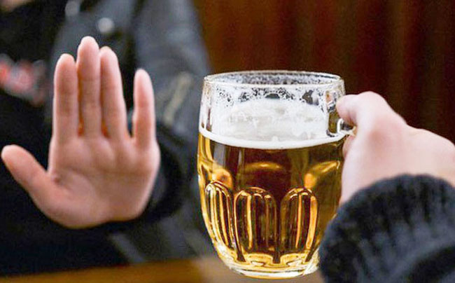 Hạn chế uống bia rượu vào thời kỳ tiền mãn kinh và mãn kinh