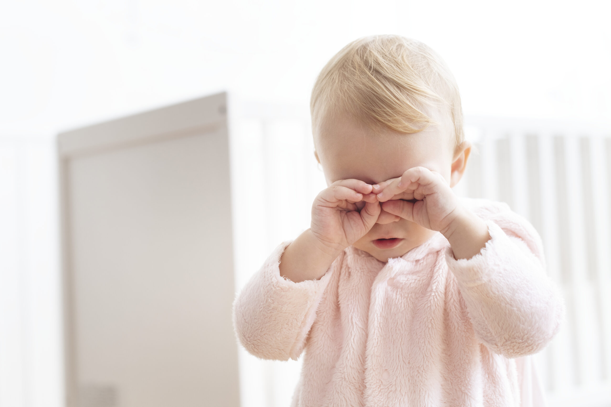 Ngăn trẻ dụi mắt thường xuyên để bảo vệ mắt cho trẻ go1care