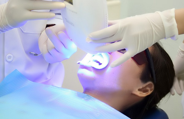 Tia bức xạ khi hóa trị ung thư ở đầu hoặc cổ có thể gây đổi màu răng, làm răng ố vàng.