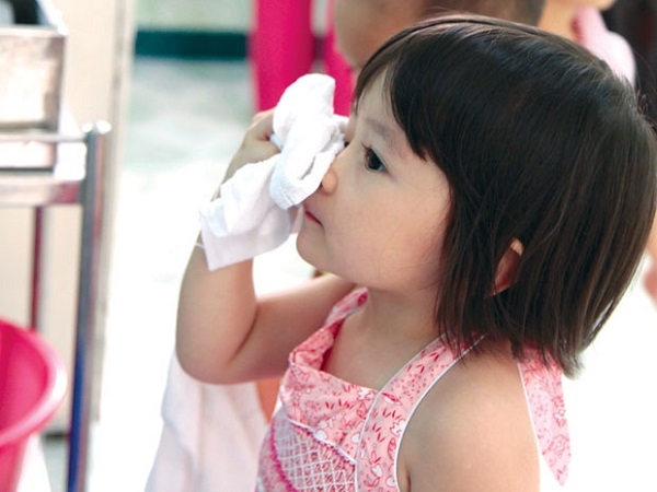 Hướng dẫn trẻ rửa mặt mỗi ngày để bảo vệ mắt cho trẻ go1care