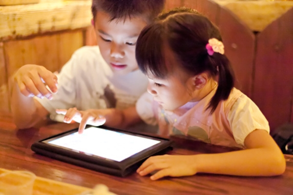 Trẻ em tiếp xúc nhiều với thiết bị điện tử gây ra cận thị ở trẻ em càng nhiều go1care