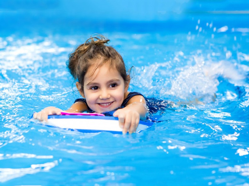 Bơi lội tốt cho trẻ phát triển chiều cao
