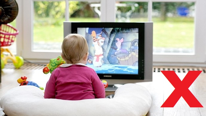 Đảm bảo khoảng cách an toàn khi trẻ xem tivi để bảo vệ mắt cho trẻ go1care