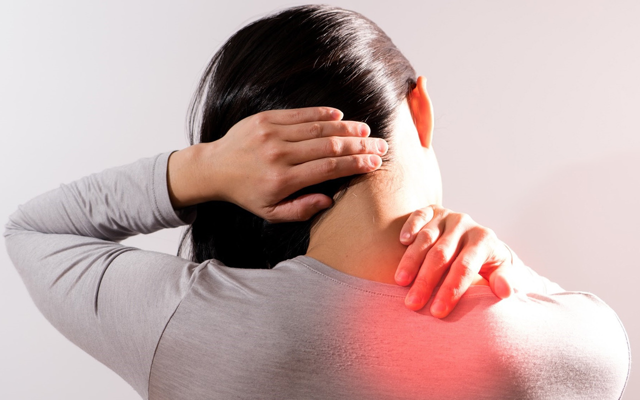 Tình trạng đau cổ vai gáy xuất phát từ nhiều nguyên nhân khác nhau.