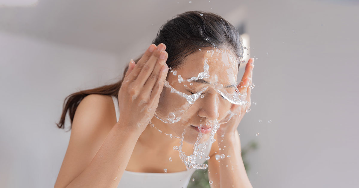 Rửa mặt sẽ giúp làm sạch và thông thoáng làn da của bạn sau khi peel