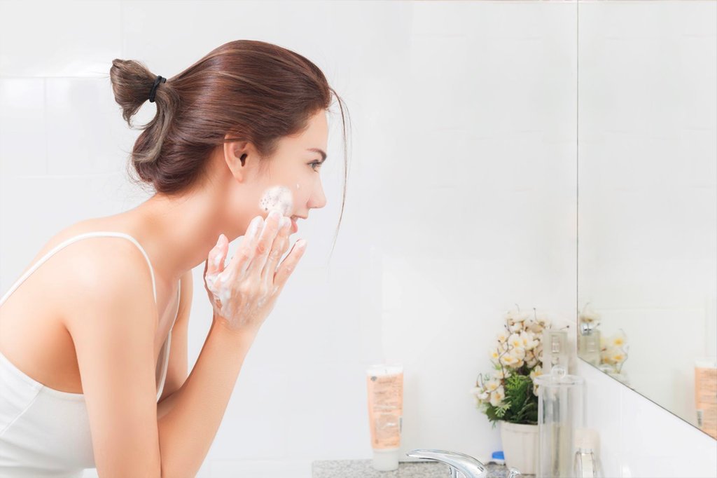 Trước khi thực hiện tẩy da chết, hãy rửa mặt thật sạch để loại bỏ bước đầu lớp bụi bẩn bám bên ngoài.