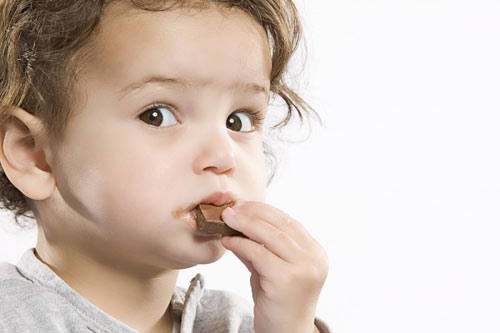 Khi trẻ đang ho cần tránh cho trẻ ăn các thực phẩm đậu phộng, hạt dưa, socola...