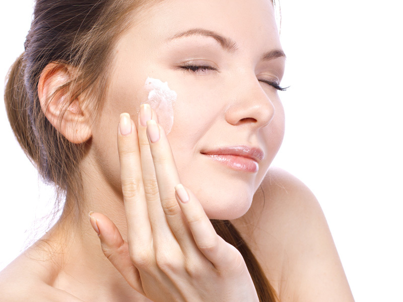 Sử dụng kem dưỡng và serum phục hồi da cũng là một biện pháp giúp cải thiện tình trạng thâm sạm sau khi peel da