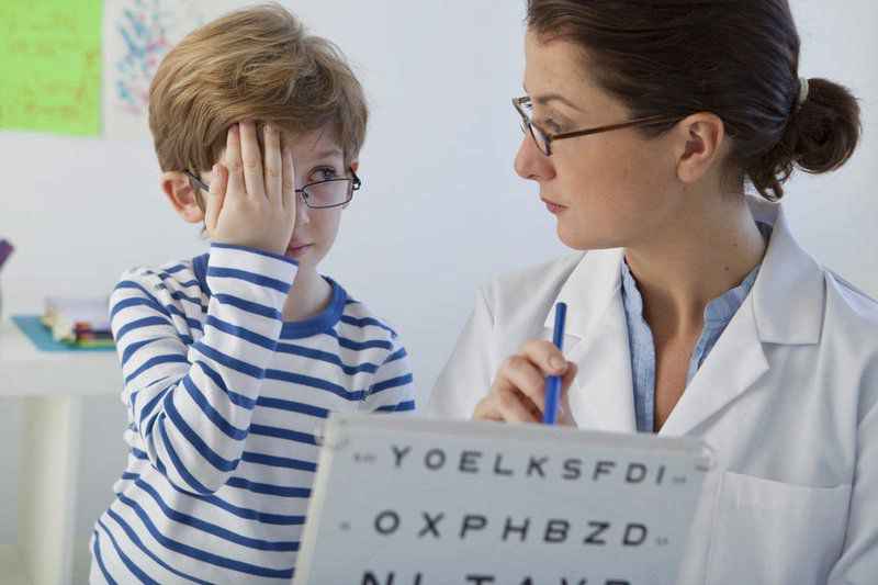 Khám mắt định kỳ một trong những cách bảo vệ mắt trẻ không thể thiếu go1care