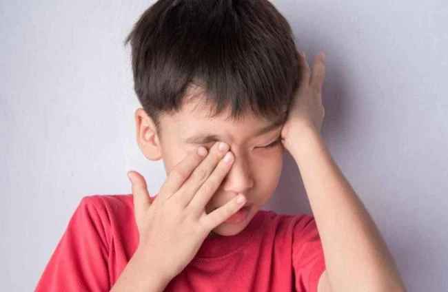 Không cho trẻ dụi mắt để tránh viêm kết mạc ở trẻ em go1care
