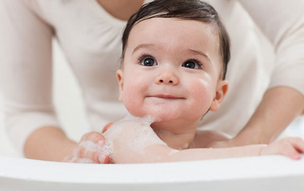 Mẹ nên tắm bé trên 1 tuổi lần lượt từ trên xuống dưới để đảm bảo sự sạch sẽ go1 care
