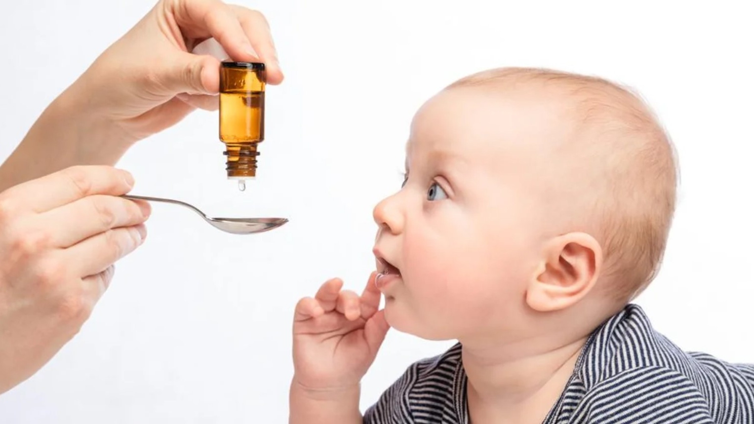 Nhỏ vitamin D3 K2 vào muỗng cho bé uống trực tiếp