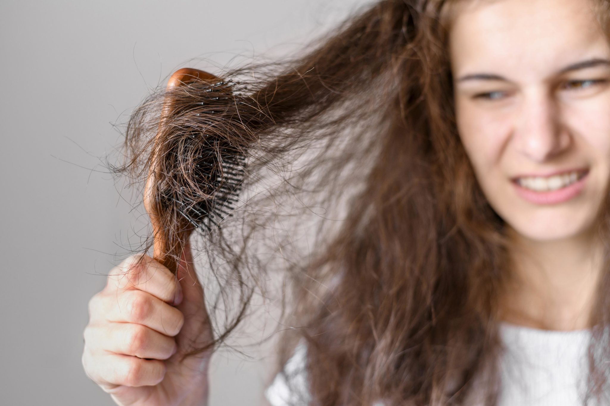 woman struggling brush hair 2048x1363 1 Phụ nữ sau sinh thường gặp các vấn đề gì? Go1Care
